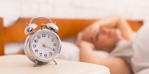 Pozabite na dremež: ta budilka vas bo v trenutku “vrgla” iz postelje