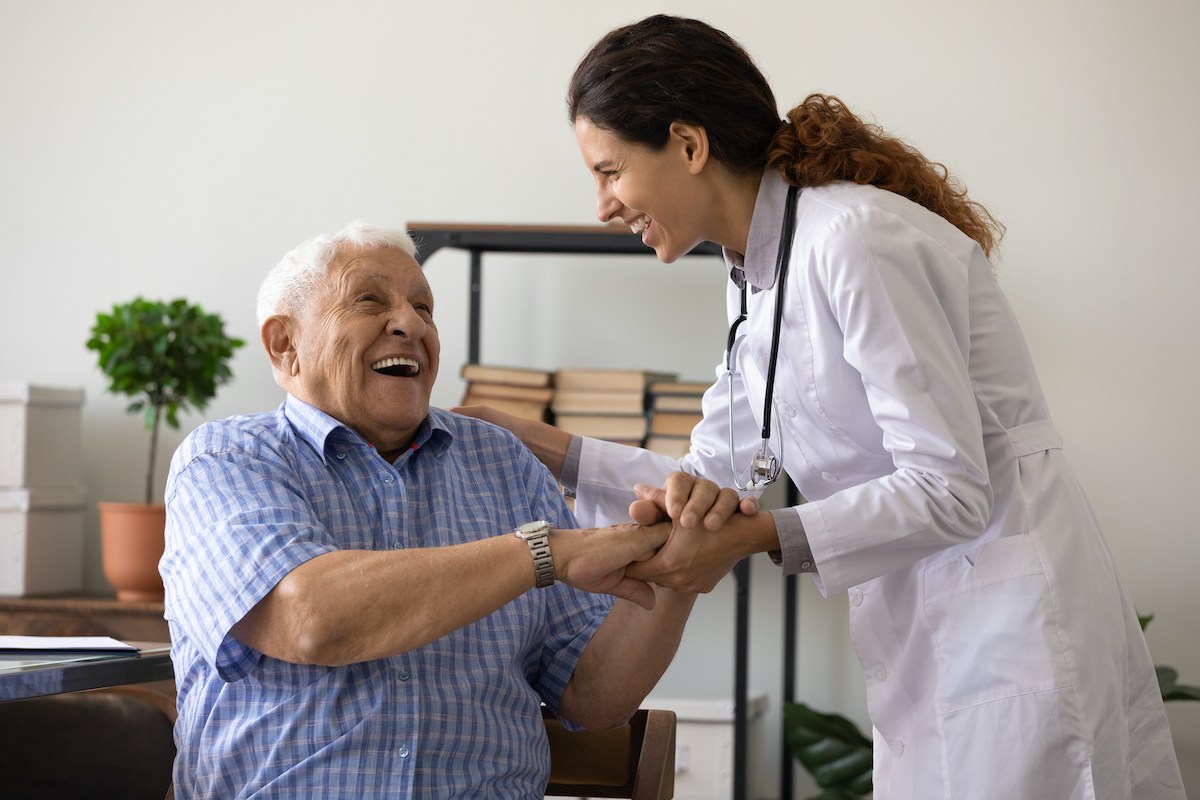 happy-patient-whit-a-doctor