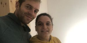 Lotila sta se obnove vaške cerkve, v kateri želita nekoč krstiti svojega otroka