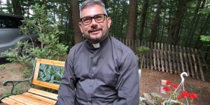 Duhovnik in hkrati kmet: &#8220;Človeka ne bi smelo biti sram, da ima roke umazane od zemlje&#8221;
