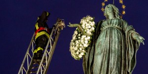 Veličasten trenutek, ko gasilec prinese venec cvetja Božji Materi Mariji