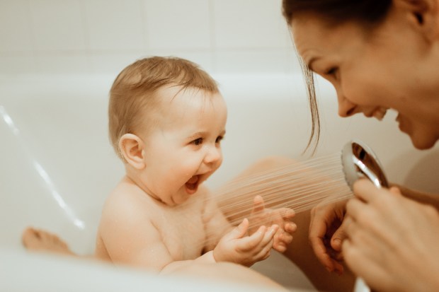 mom-baby-bath-