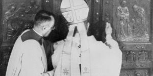 Dan, ko so se sveta vrata skoraj zrušila na papeža