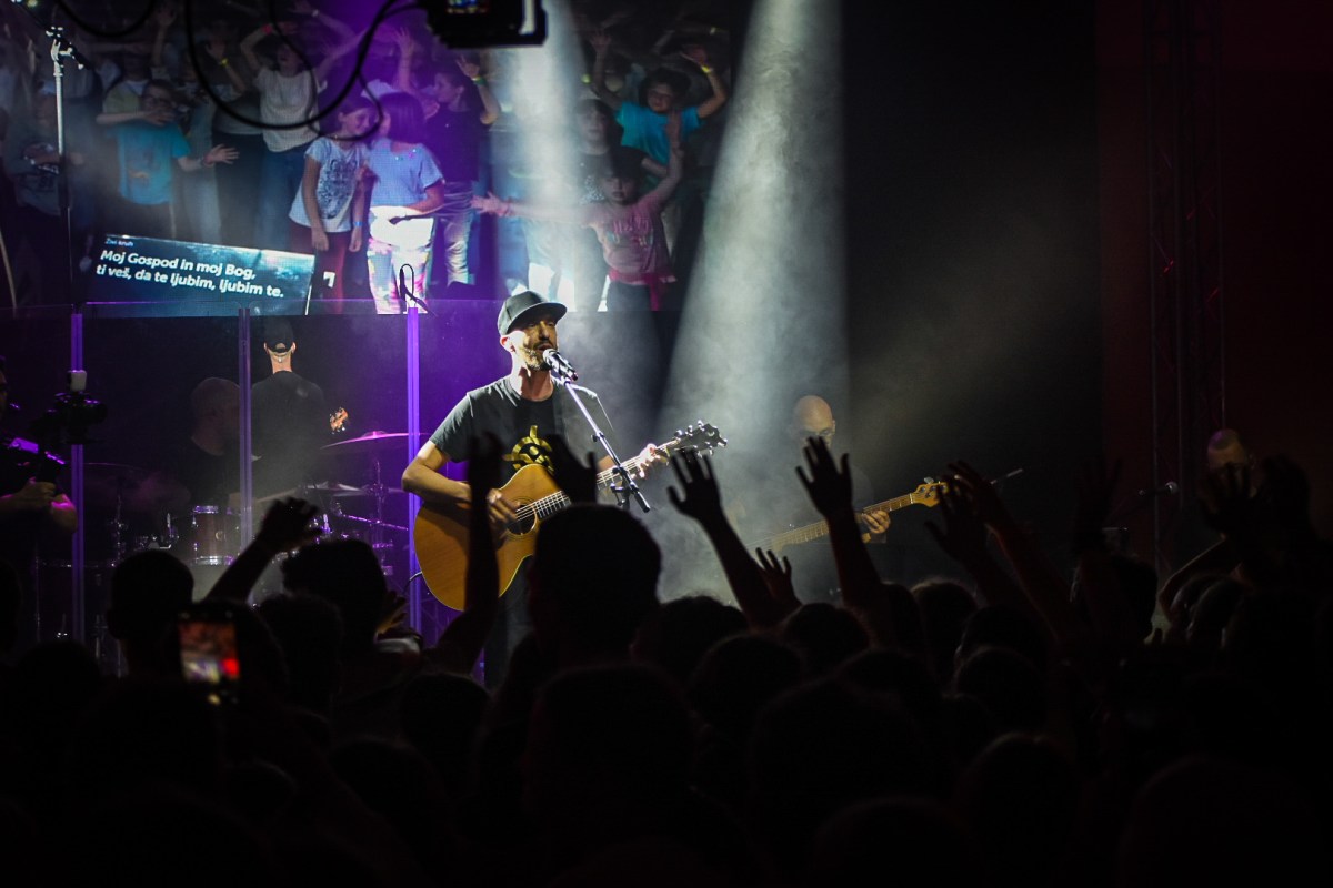 Ritem srca 2024 – nastopajoči in vzdušje na odru