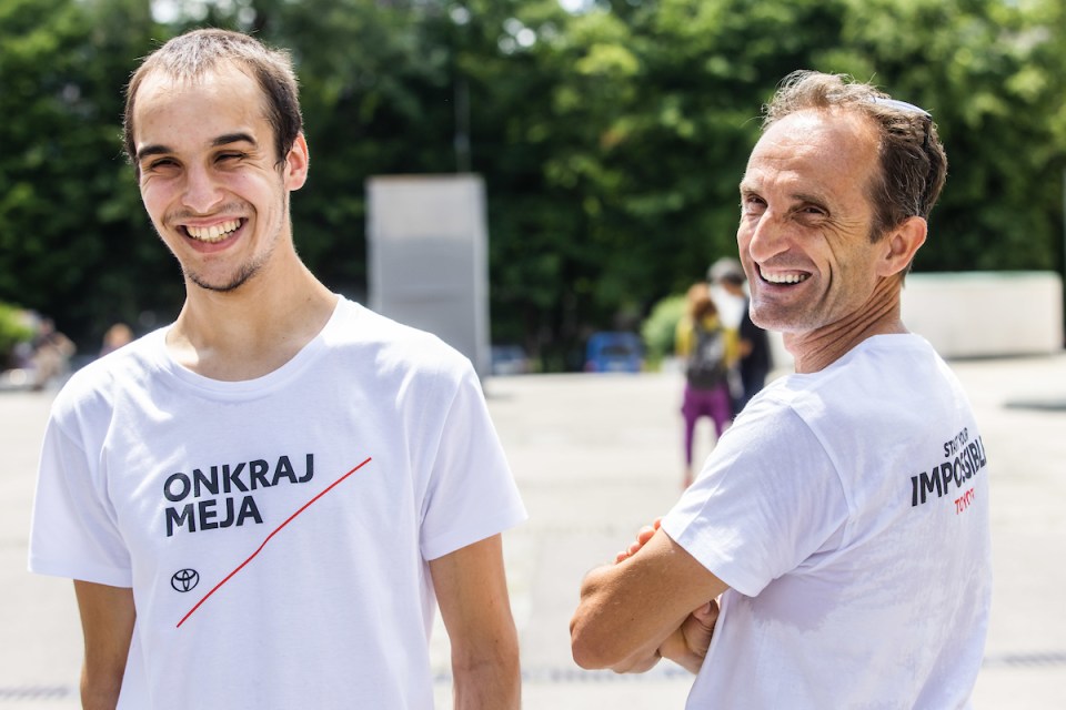 Prianta Robi Slep od rojstva, a vseeno vozi traktor, cepi drva in teče kot le malokdo