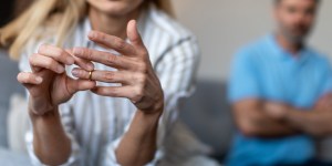 Namesto očitkov, ki vodijo v prepir, možu raje recite tole …