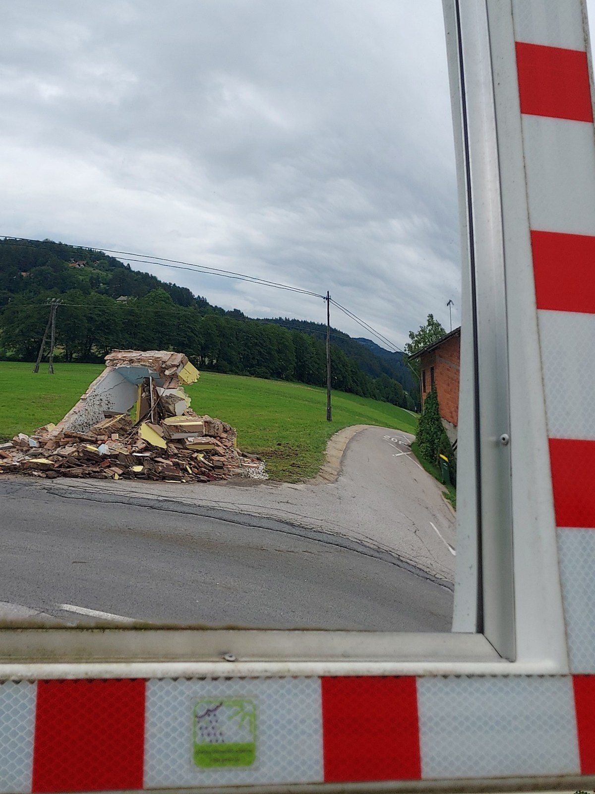 Porušena kapelica v Temenici