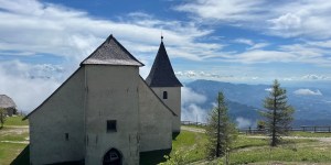 Privoščite si izlet na Uršljo goro in raziščite najvišje ležečo cerkev v Sloveniji