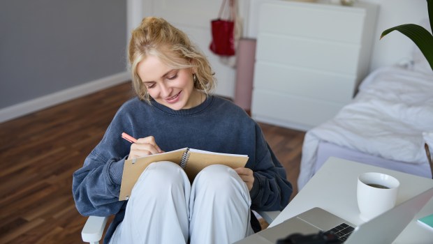 Chica escribiendo
