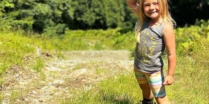 Mislite, da otroci še ne zmorejo v hribe? Ta štiriletnica dokazuje drugače