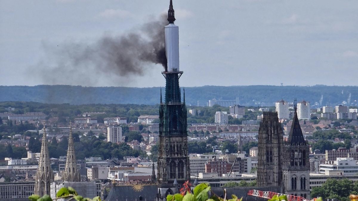 cathedral of rouen burst infto fire