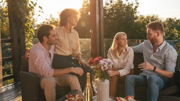 GROUPE-AMIS-APERO-shutterstock