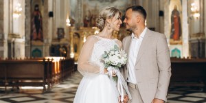 Bodoče neveste, že imate poročno obleko? Tole so trendi za leto 2026