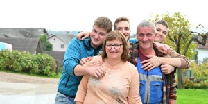 Mama osmih otrok in medicinska sestra na veliki kmetiji: &#8220;Če Bogu pustiš, da skrbi zate, bo poskrbel&#8221;