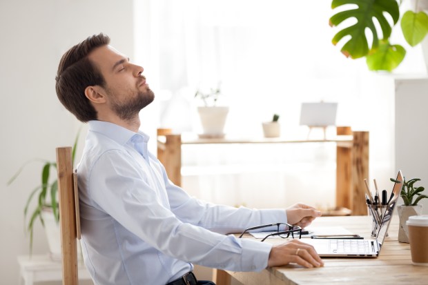 HOMME-CALME-BUREAU-shutterstock