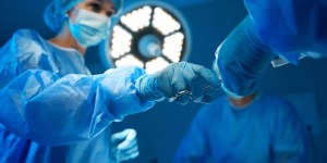 Novorojenčici operirali tumor že v 11. minuti po rojstvu, danes je zdrava