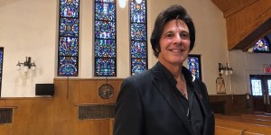 &#8220;Diakon Elvis&#8221;: v svoji župniji oznanja s pesmimi priljubljenega pevca