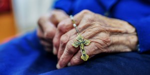 Koliko rožnih vencev moram zmoliti, če želim priti v nebesa?