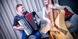 Žulji in posvečen čas mladih zakoncev, ki širita veselje