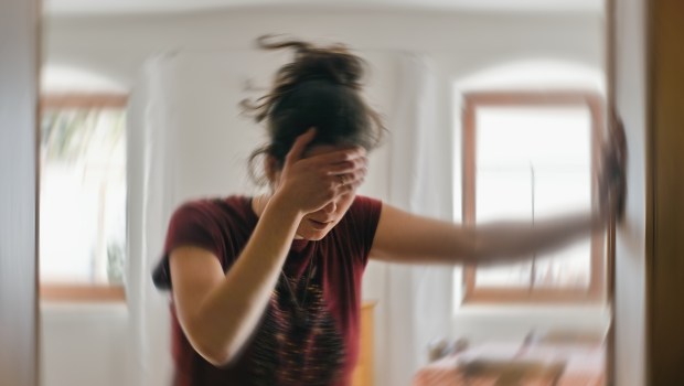 FEMME-MAL-DE-TETE-shutterstock