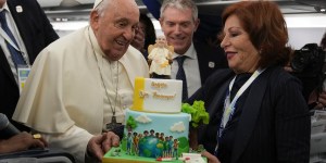 Papež praznuje 88. rojstni dan, torte se je razveselil že na letalu