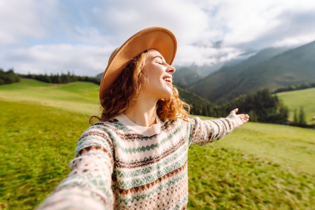 Belle jeune femme faisant du selfie dans la nature. Mode de vie, voyage, tourisme, nature, vie active.