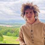 Mladi kmet in harmonikar, ki pritegne s svojo pričesko