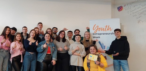 Dvojezična zvezna trgovska akademija Celovec; hak tak