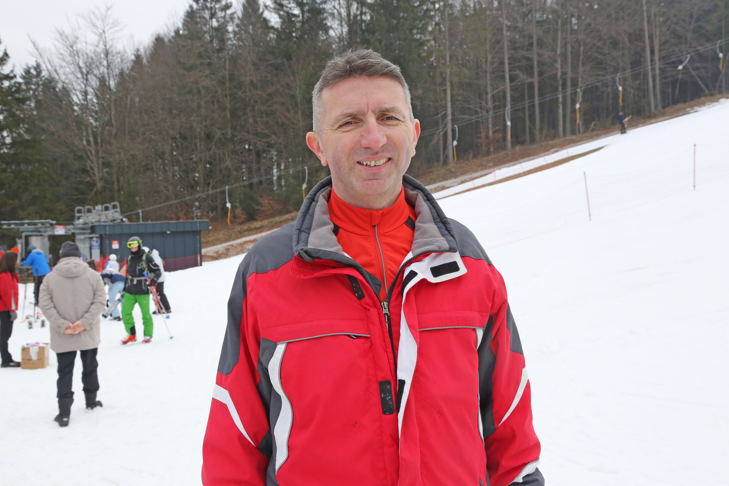 kranjska-gora-smucarski-dan-ob-prihodu-v-cilj-igor-stepan-organizator-12-2-2025.jpg