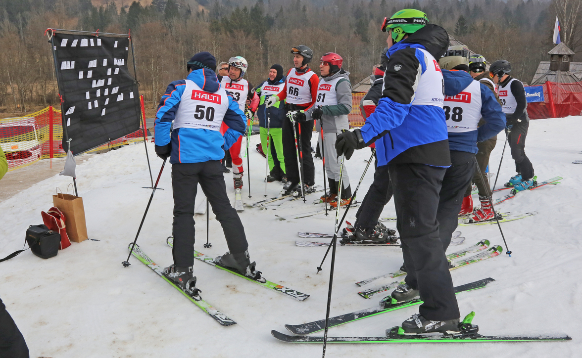 kranjska-gora-smucarski-dan-ob-prihodu-v-cilj-pred-razglasno-tablo-1-12-2-2025.jpg