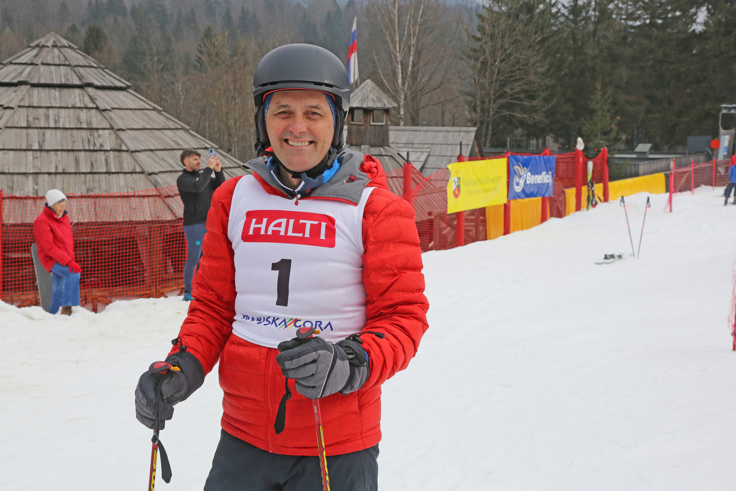 kranjska-gora-smucarski-dan-ob-prihodu-v-cilj-skof-andrej-saje-1-12-2-2025.jpg