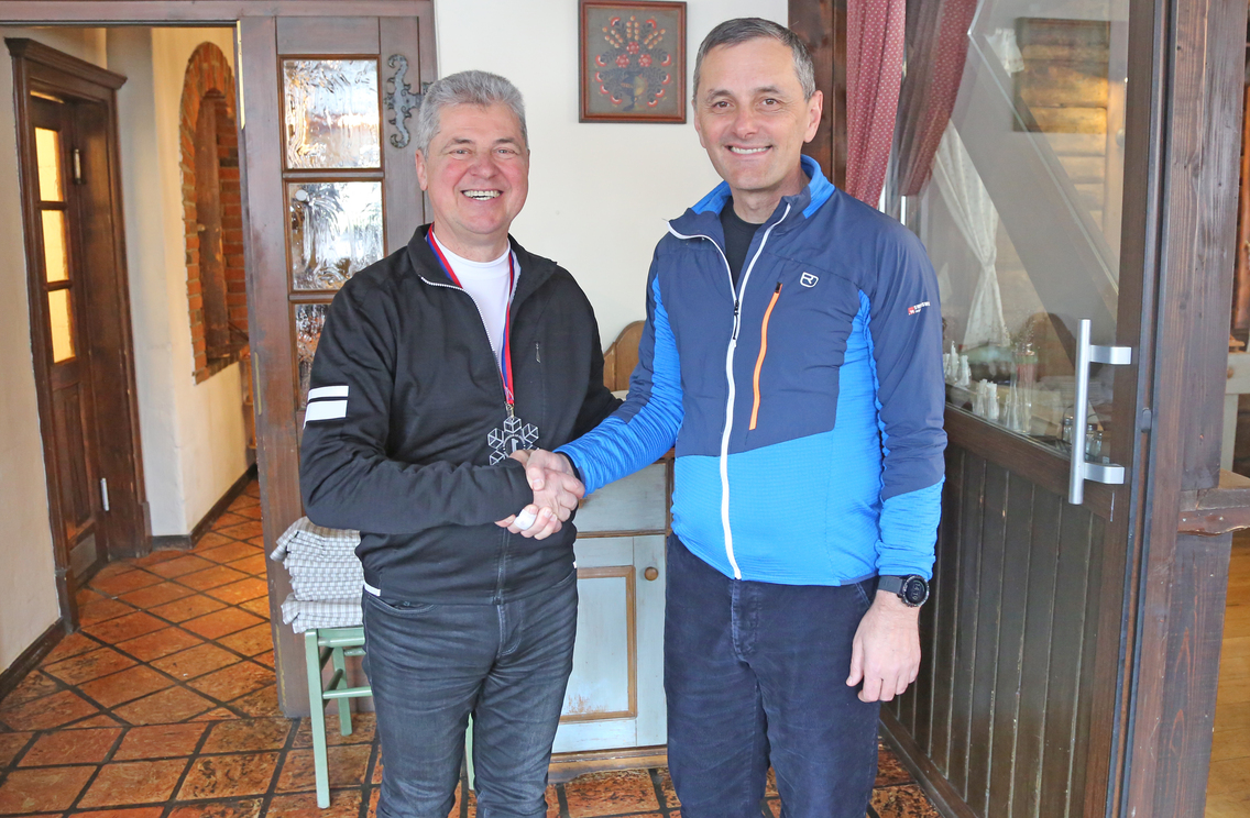 kranjska-gora-smucarski-dan-prejemniki-odlicij-4-najhitrejsi-janez-savs-in-skof-andrej-saje-12-2-2025.jpg