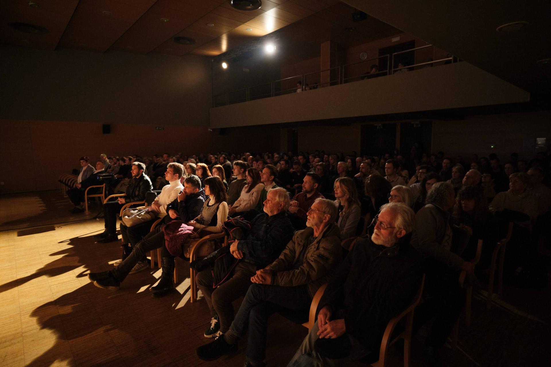 Premiera serije Zivi v Kristusu; Studio Siposh