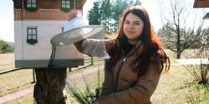 Mlada čebelarka, ki skrbi za 150  družin: &#8220;Brez čebel nas ne bi bilo&#8221;
