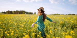 Moč ženske ni v tem, koliko zmore, temveč v tem, kako neustrašno gre skozi preizkušnje.