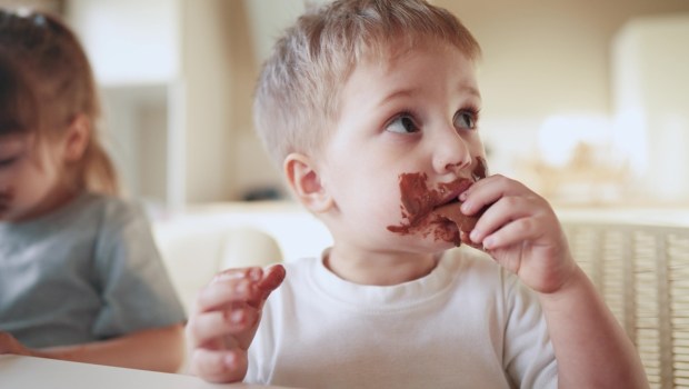children eat chocolate