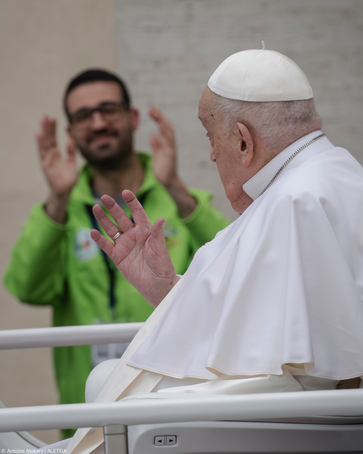 {"rendered":"Pape\u017e Fran\u010di\u0161ek in njegovo zadnje sre\u010danje z verniki"}