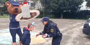 Piranski policisti so malemu Julijanu pripravili prisrčno rojstnodnevno presenečenje