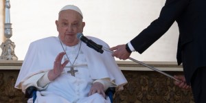 Papež Frančišek pozdravil vernike na Trgu sv. Petra