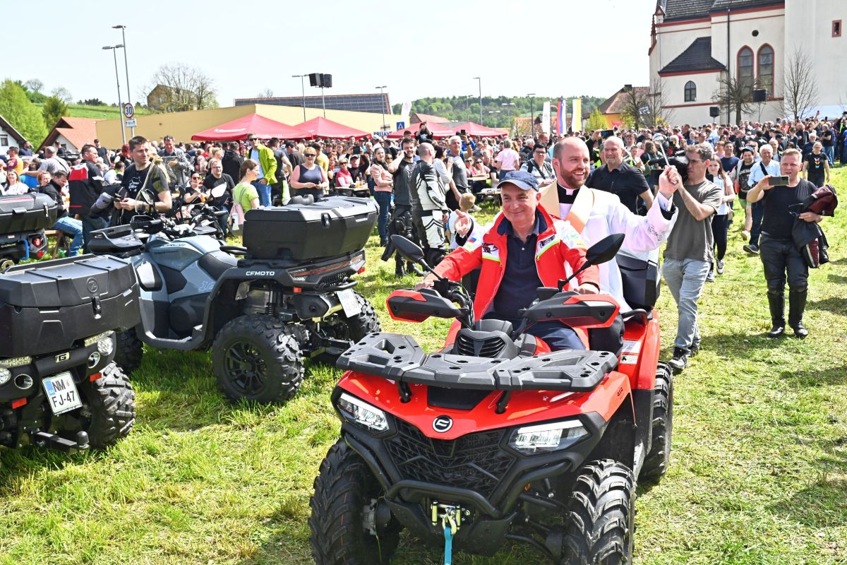 {"rendered":"Blagoslov motorjev v Mirni Pe\u010di 2025 – 1. del"}