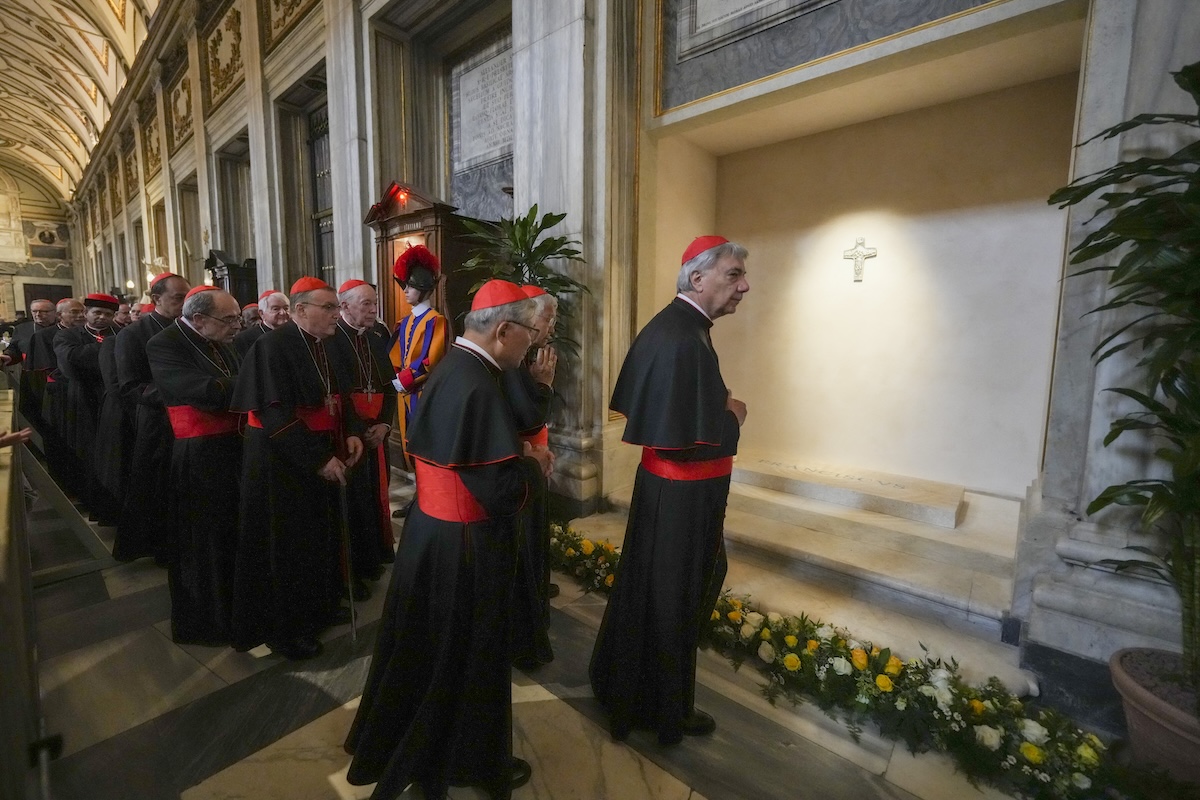cardinals line at Francis tomb
