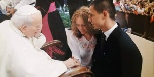 Janez Pavel II. ju je blagoslovil kot prijatelja, nekaj let pozneje sta postala mož in žena