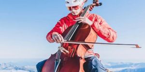 Mladenič se je povzpel na vrh gore in zaigral na violončelo