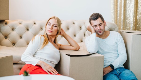 tired-couple-boxes-pic-from-freepik