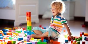 Štirje načini, kako spodbuditi otroka k samostojni igri
