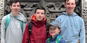 Bratje iz lego kock upodobili Carla Acutisa in posneli video o njem