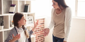 Najstnik zavrača druženje. Bi ga morali k temu prisiliti?