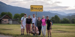 Množica mladih se je peš odpravila na Brezje