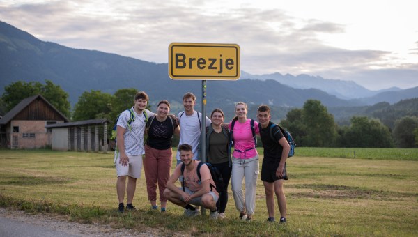 Corner Item Image - Množica mladih se je peš odpravila na Brezje
