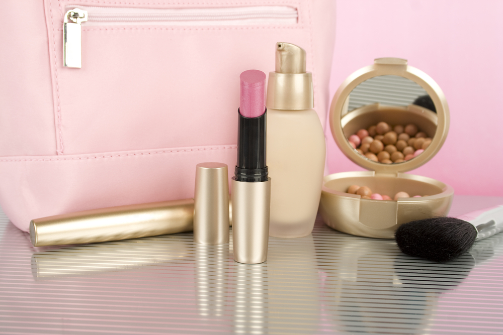 {"rendered":"Nujni predmeti v torbici poro\u010dne pri\u010de"}